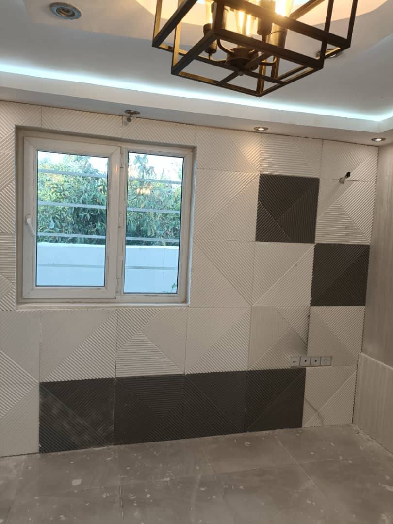 اجرای سنگ مصنوعی طرح زیگزاگ توسط فروشگاه کارن دکور رشت