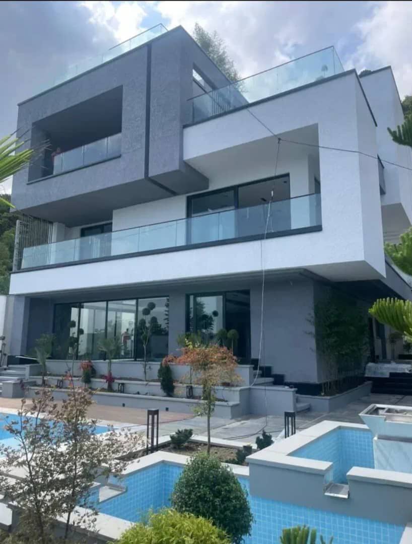 اجرای میکروسمنت نما در ساختمان مدرن رشت